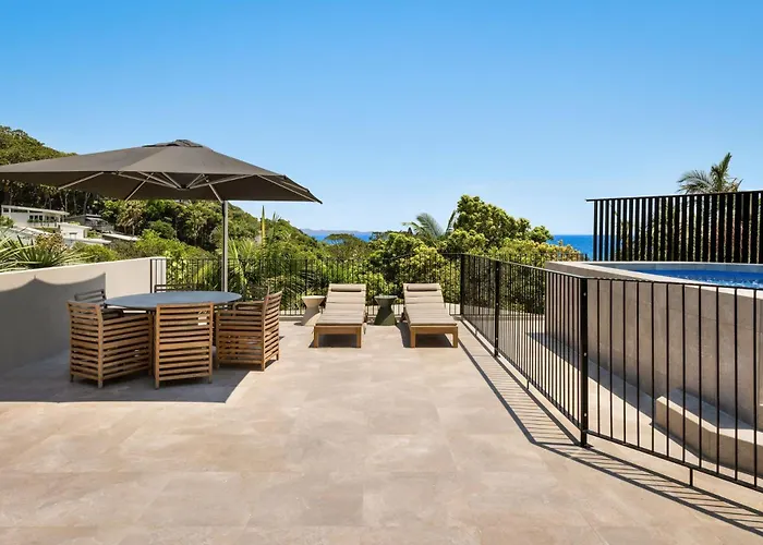 Moonrise - 4 Bedroom Designer Home Above Wategos Beach Byron Bay