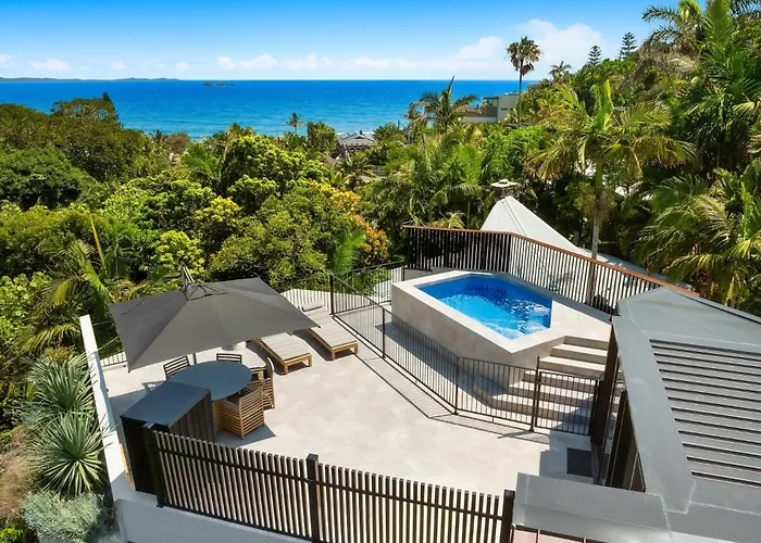 Moonrise - 4 Bedroom Designer Home Above Wategos Beach Byron Bay